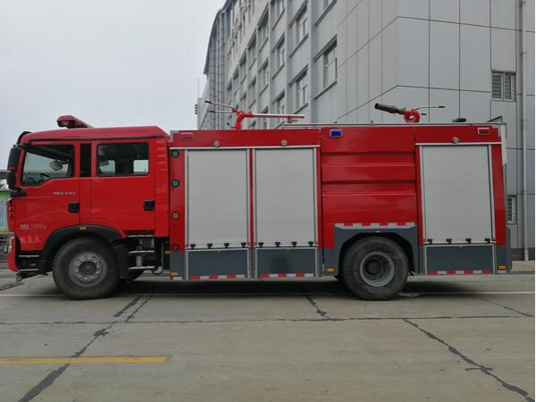 重汽豪沃干粉泡沫联用消防车