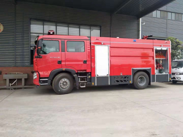 國(guó)六重汽豪沃8噸水罐消防車